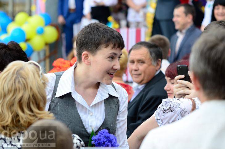Савченко прийшла на останній дзвоник до рідної школа - фото 5