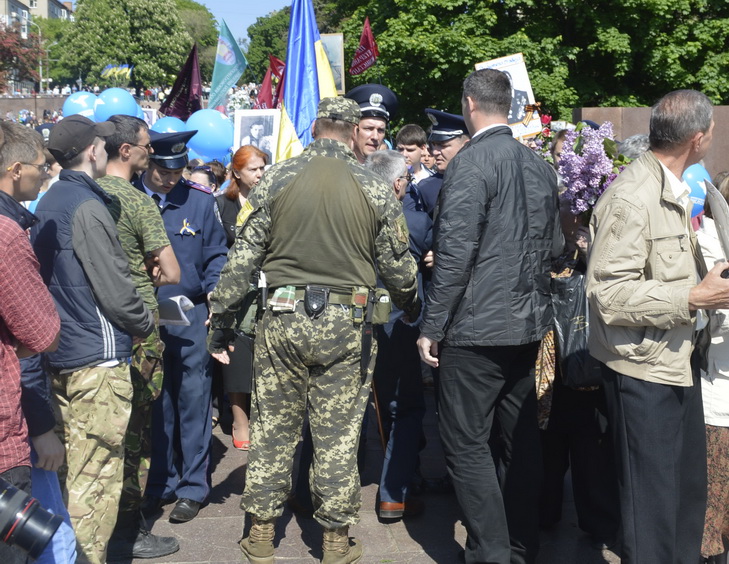 Як поліція у Дніпропетровську рознімала АТОшників і "колорадів" - фото 3
