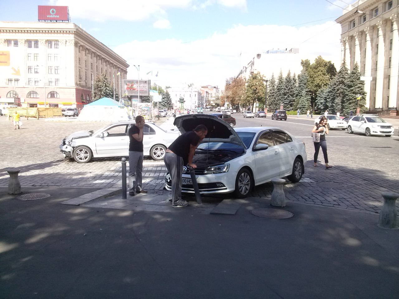ДТП в центре Харькова: столкнулись две инормарки (ФОТО) ДТП в центре Харькова: столкнулись две инормарки (ФОТО)