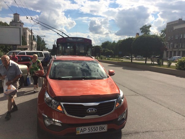Припаркований позашляховик блокував рух тролейбусів у центрі Запоріжжя - фото 1