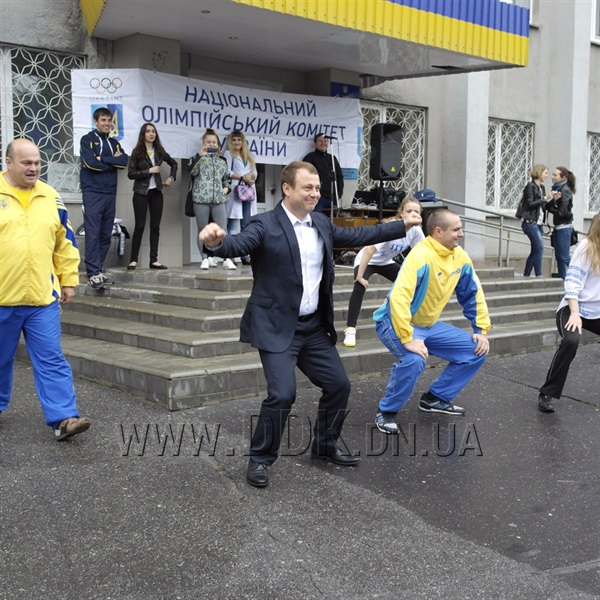 Мер міста на Донеччині станцював під легендарний Gangnam Style (ФОТО, ВІДЕО) - фото 3
