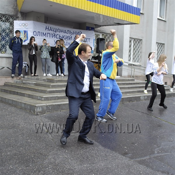 Мер міста на Донеччині станцював під легендарний Gangnam Style (ФОТО, ВІДЕО) - фото 2