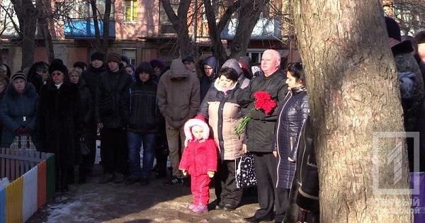 На Дніпропетровщині відкрили меморіальну дошку загиблому під Дебальцевим бійцю - фото 1