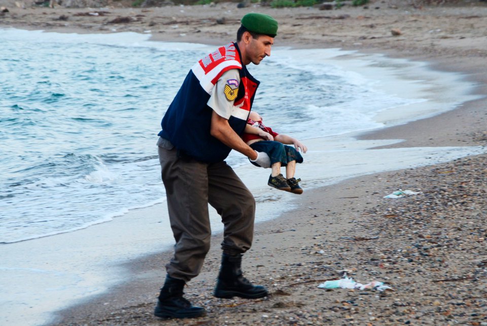 Світ сколихнуло фото потонулого малюка-біженця з Сирії - фото 1