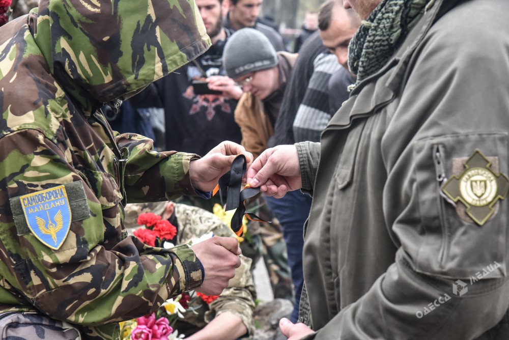 Одеські патріоти спалити "колорадські" стрічки - фото 2