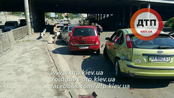 У Києві масштабна ДТП: зіткнулися одразу 12 авто  - фото 4