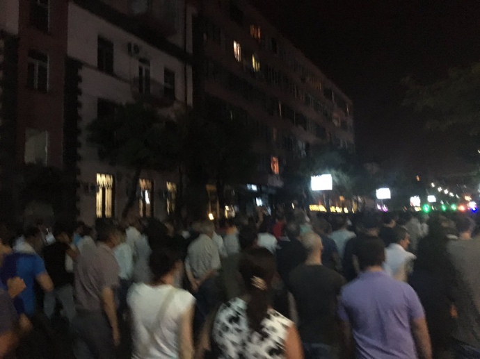 Оплески, натовп і спроба самоспалення: Як мітингують у Єревані - фото 4