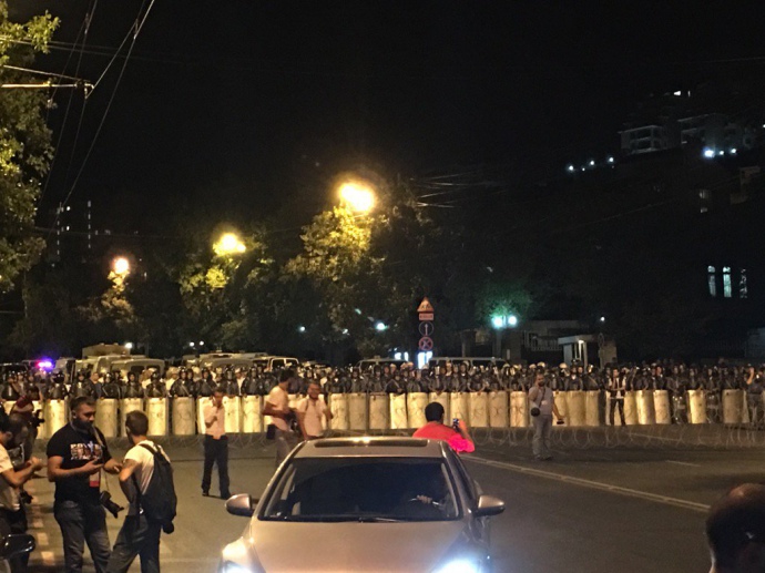 Оплески, натовп і спроба самоспалення: Як мітингують у Єревані - фото 2