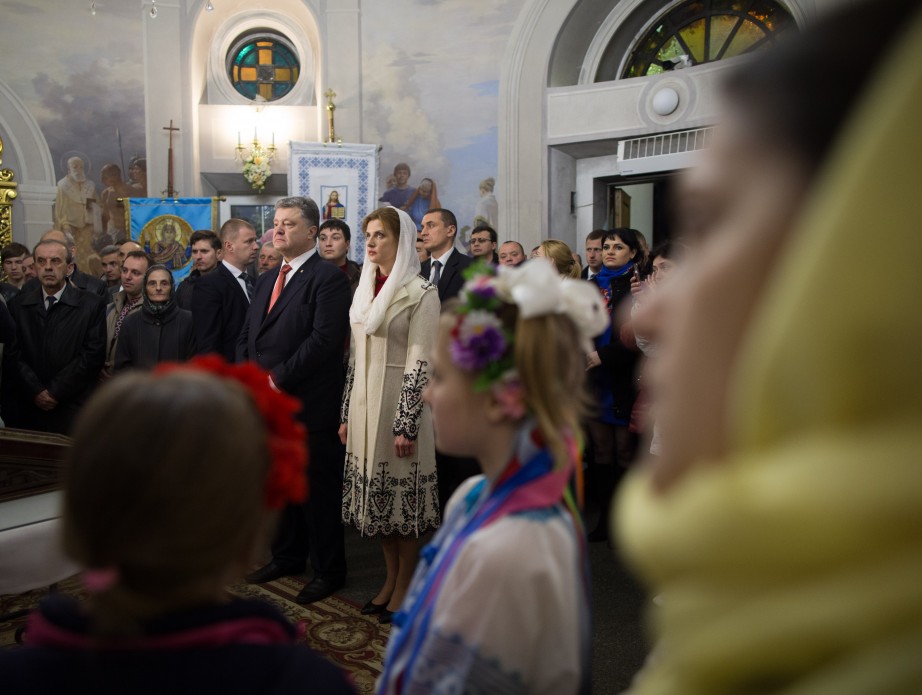 Президентське подружжя у Великодню ніч помолилося за Україну - фото 8
