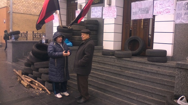 Автомайданівці з шинами чекають відставки Шевцова під управлінням вінницької Нацполіції - фото 2