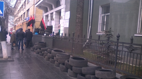 Автомайданівці з шинами чекають відставки Шевцова під управлінням вінницької Нацполіції - фото 1