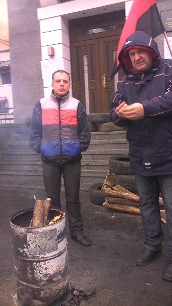 Автомайданівці з шинами чекають відставки Шевцова під управлінням вінницької Нацполіції - фото 4