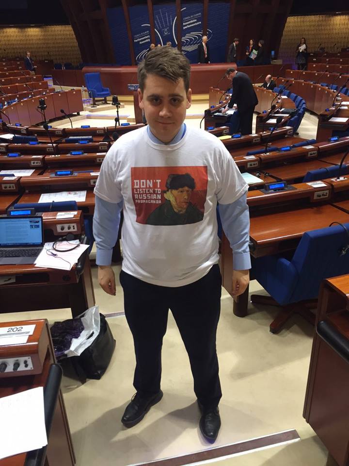 Депутати ПАСЄ покрасувалися в антипутінських футболках (ФОТО) - фото 1