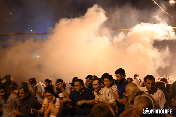 Вибухи, полум’я і натовпи на розтрощених вулицях: як у Єревані розганяли мітинг (ФОТО, ВІДЕО) - фото 2