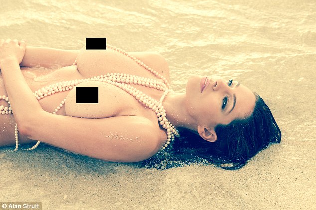 Як найсексуальніша жінка у світі позувала голою і в перлах - фото 2