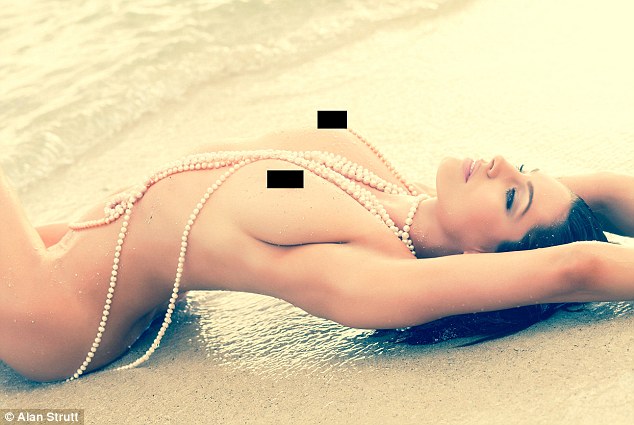 Як найсексуальніша жінка у світі позувала голою і в перлах - фото 1