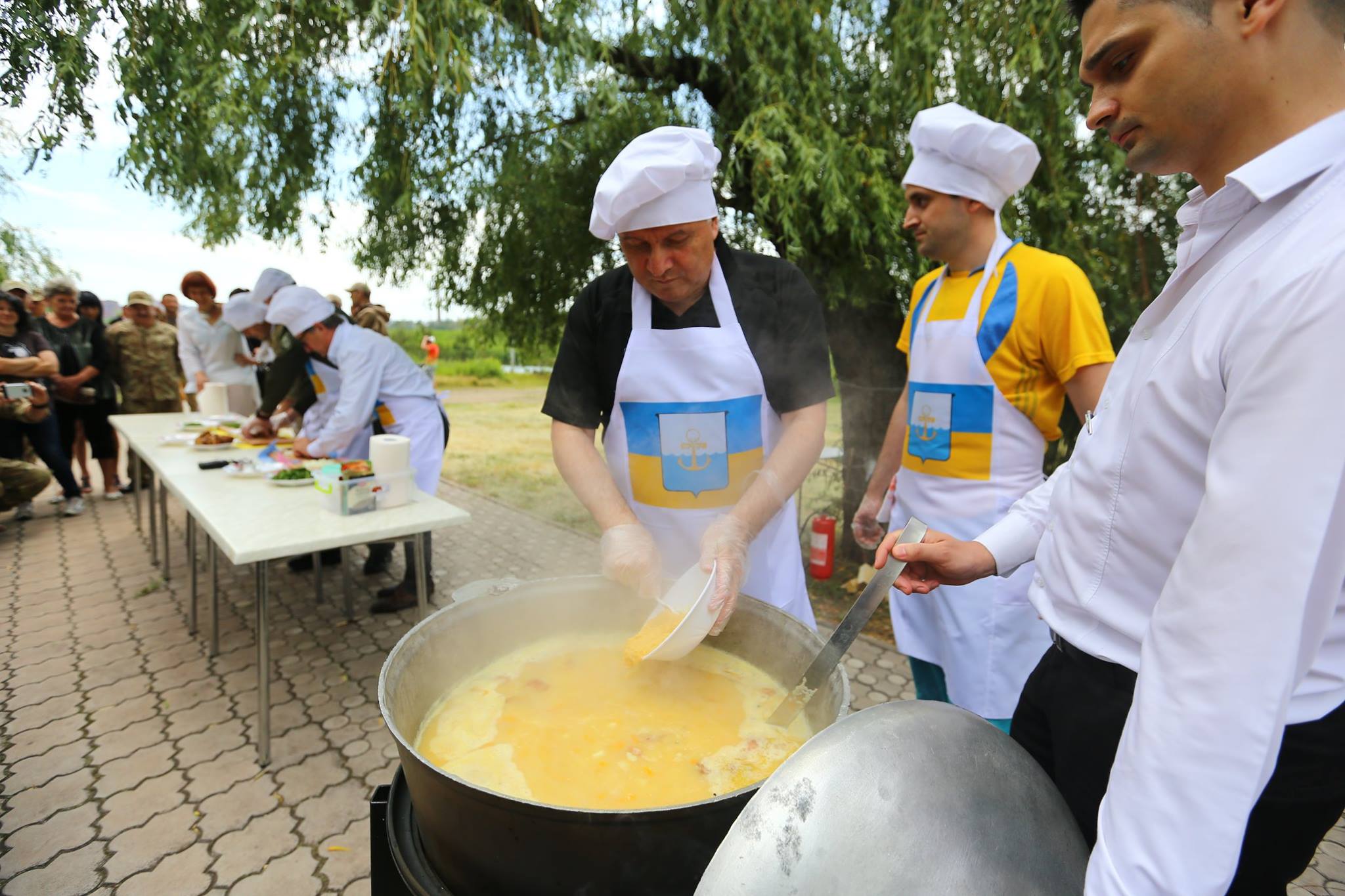 Аваков став вуличним кухарем: пригощає фірмовим гороховим супом (ФОТО) - фото 3