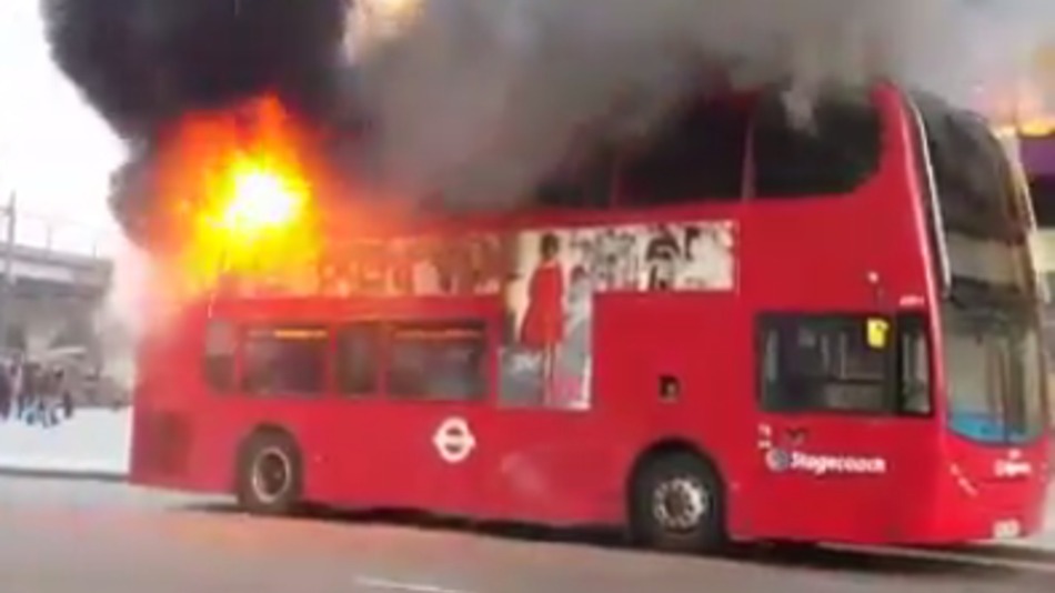 Як в Лондоні палав величезний автобус - фото 1