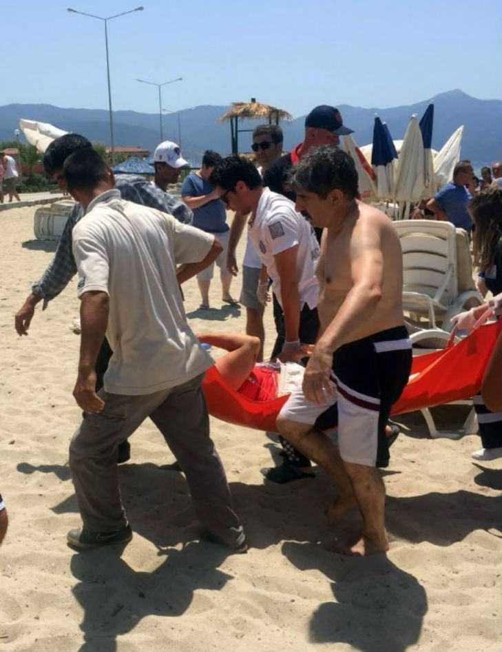 На пляжі в Туреччині машина передавила відпочивальників і затонула в морі (ФОТО) - фото 2