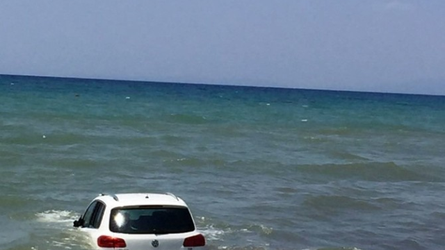 На пляжі в Туреччині машина передавила відпочивальників і затонула в морі (ФОТО) - фото 1
