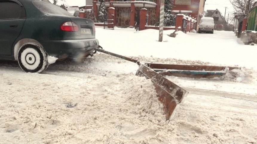 Миколаївці перетворили свої машини на снігоприбиральники (ФОТО) - фото 1