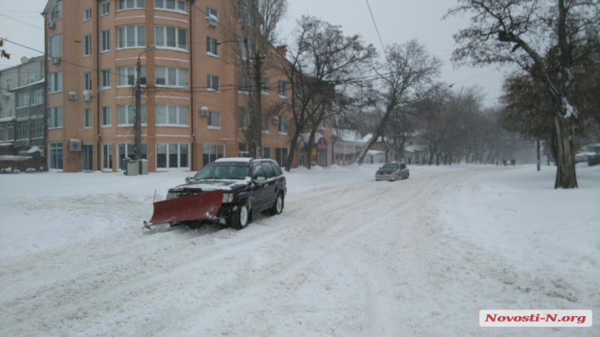 Миколаївці перетворили свої машини на снігоприбиральники (ФОТО) - фото 3