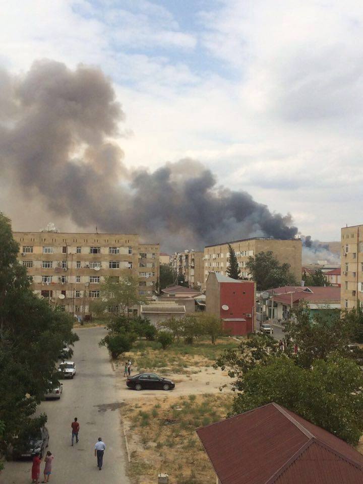 Очевидці показали, як палає збройний завод в Азербайджані (ВІДЕО) - фото 1
