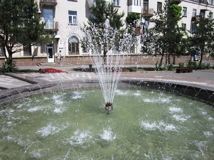 На площі Поляка після реставрації знову забили фонтани – їх дещо модернізували  - фото 2