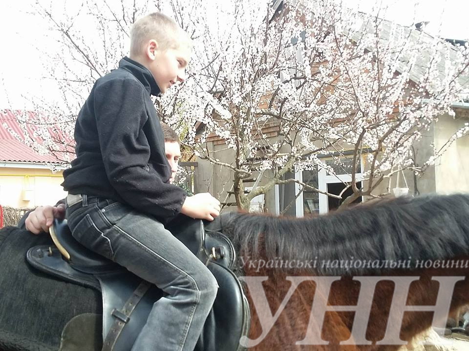 У Вінниці особливих дітей покатали на конях - фото 1