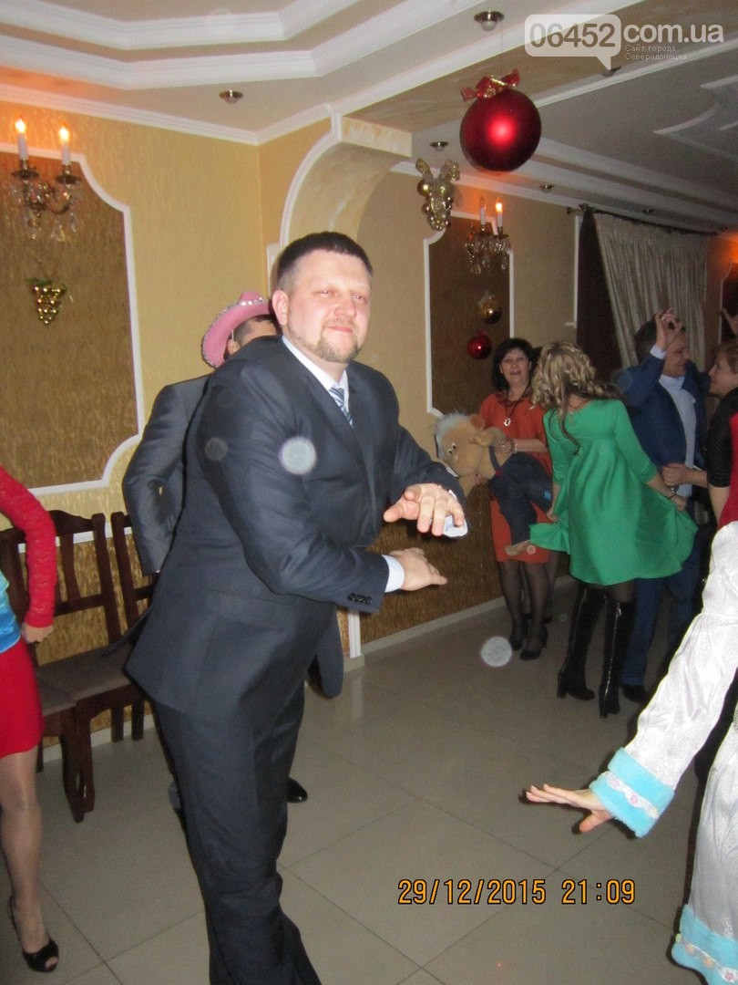 У мережу виклали фото царських бенкетів верхівки "ЛНР": алкоголь і танці з дівками - фото 1