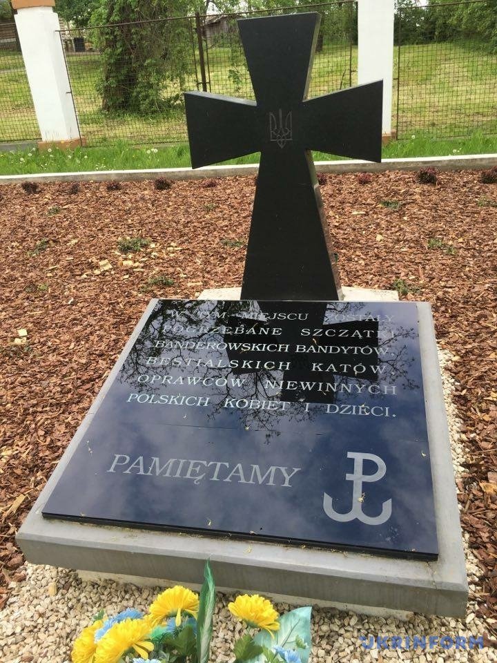 У Польщі вандали сплюндрували могили вояків УПА антибандерівськими написами (ФОТО) - фото 1