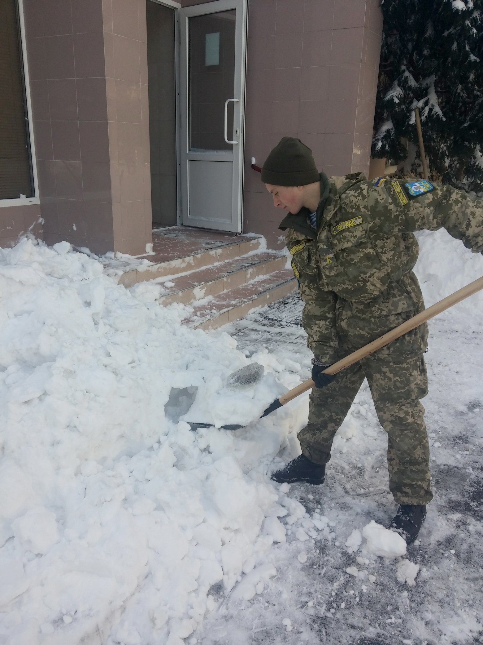 До боротьби із сніговою стихією на Одещині залучили армію - фото 5