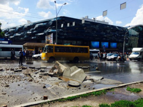 В центрі Києва прорвало трубу з гарячою водою: хвиля накрила людей на зупинці  - фото 2
