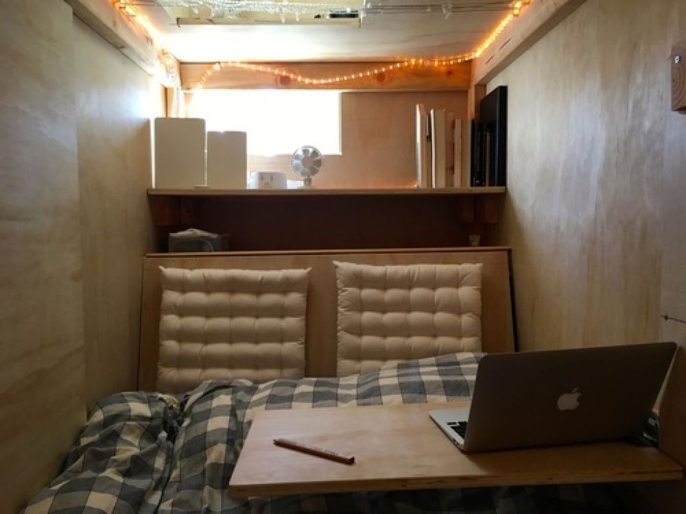 Американець знімає пів кімнати, щоб жити у дерев'яному ящику - фото 1