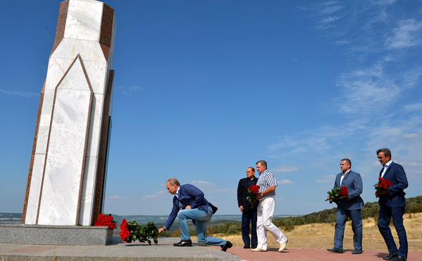  З’явилися фото Путіна і Берлусконі на цвинтарі - фото 1