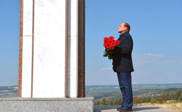  З’явилися фото Путіна і Берлусконі на цвинтарі - фото 2