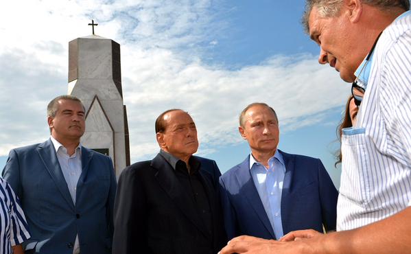  З’явилися фото Путіна і Берлусконі на цвинтарі - фото 3