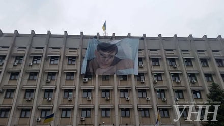 На будівлі Одеської ОДА почали встановлювати портрет Надії Савченко - фото 1