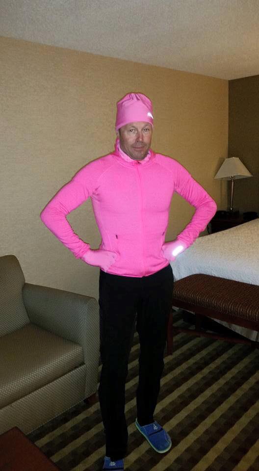 Тренер українських біатлоністок показався на люди в рожевому - фото 1