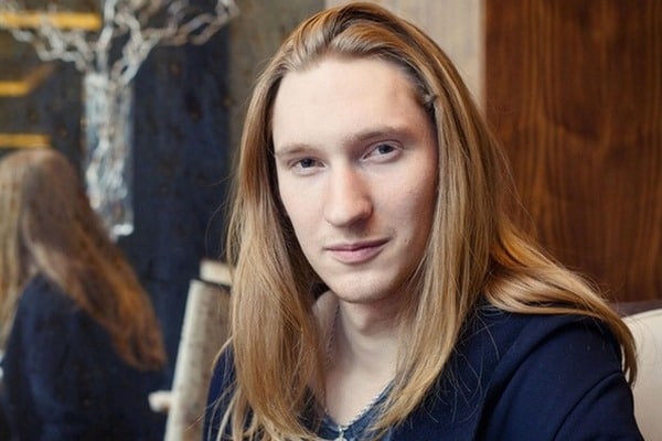 Учасник "Євробачення" від Білорусі залишився без переднього зуба - фото 1