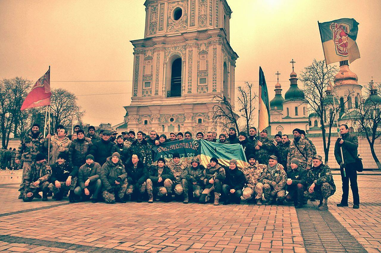 Байки і прапори: Захисники Луганського аеропорту святкують день народження - фото 2
