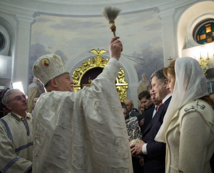 Президентське подружжя у Великодню ніч помолилося за Україну - фото 9