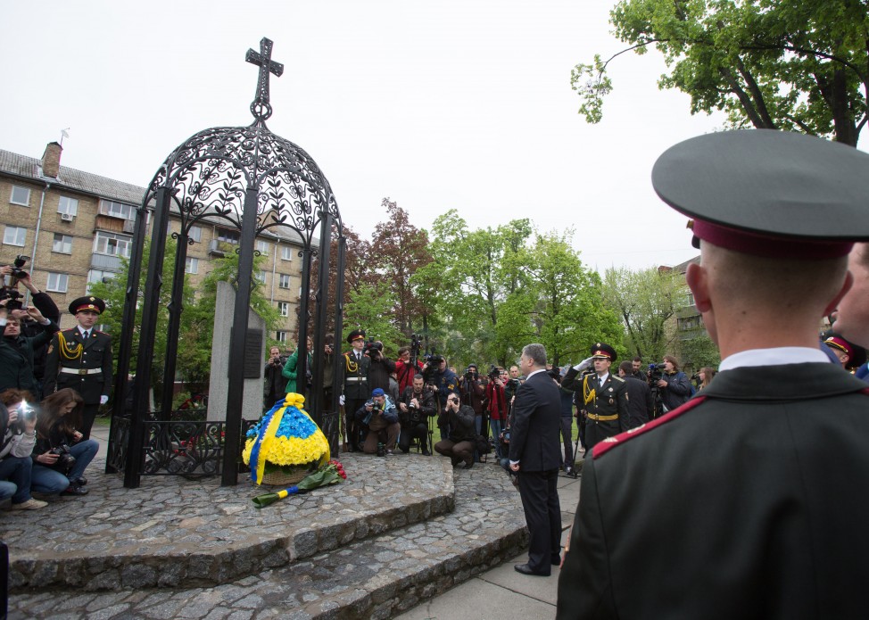 Перші особи держави вшанували ліквідаторів та жертв Чорнобильської катастрофи - фото 3