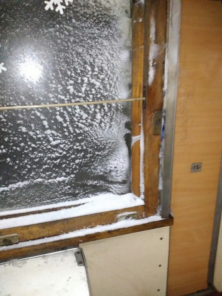 Пасажирів поїзда "Харків - Одеса" засипає снігом прямо всередині вагонів - фото 2