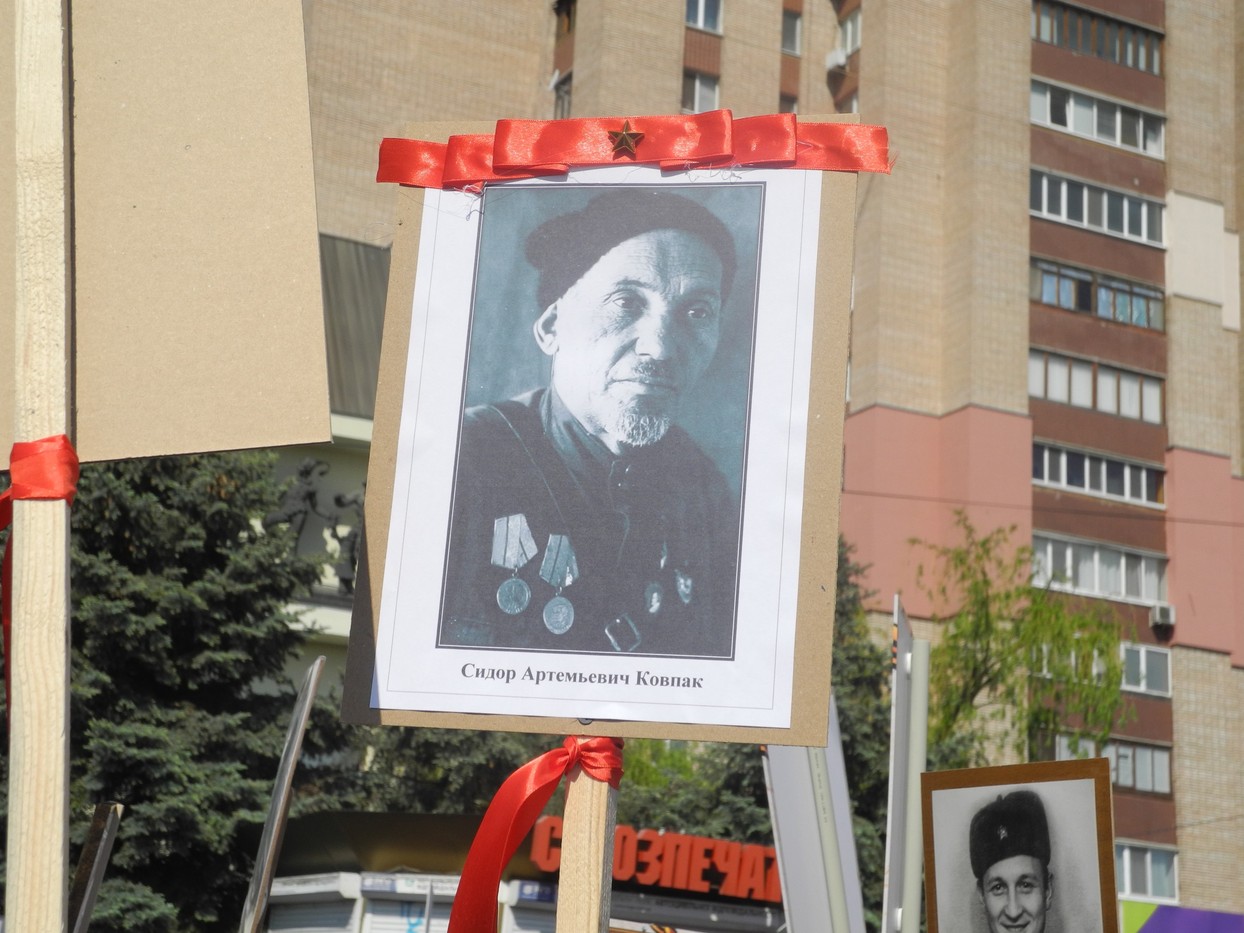 "Безсмертний полк" у Луганську очолили Сталін і Ворошилов (ФОТО) - фото 4