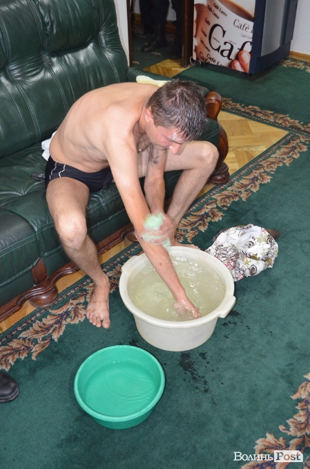 Лучанин, в якого три місяці нема гарячої води, влаштував собі "ванну" в фойє міськради - фото 4