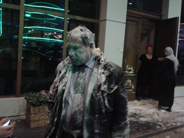 У Чечні голову Комітету по запобіганню тортурам побили і закидали яйцями - фото 1