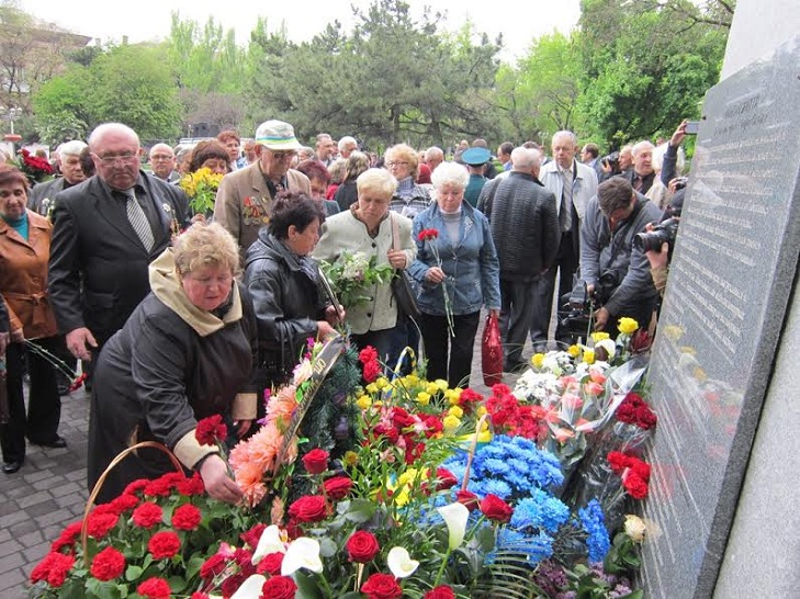 Незважаючи на дощову погоду, сотні запоріжців зібралися на мітинг-реквієм з нагоди 30-річчя Чорнобильської катастрофи - фото 8