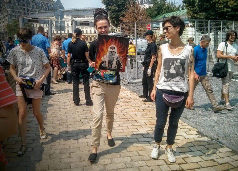На "гундяєвській ході" поліція затримала журналістку за портрет Кирила у пеклі - фото 2