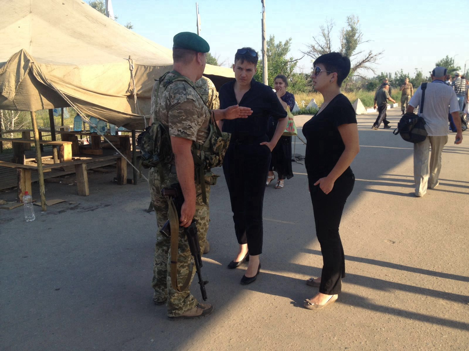 Донбаський вояж Савченко: з`явилися її фото на пункті пропуску "Мілове" (ФОТО) - фото 1